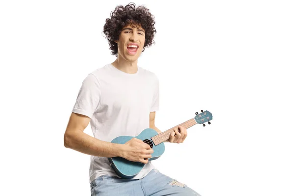 Kıvırcık Saçlı Genç Adam Gitar Çalıyor Beyaz Arka Planda Soyutlanmış — Stok fotoğraf