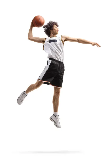 白地に隔離されたスラムダンクポーズで空中にバスケットボール選手の完全な長さショット — ストック写真