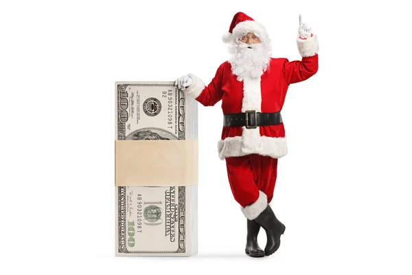 Noel Baba Para Yığınına Yaslanıyor Beyaz Arka Planda Izole Edilmiş — Stok fotoğraf