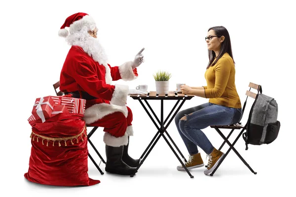 Święty Mikołaj Rozmawia Uczennicą Siedzi Przy Stoliku Odizolowanym Białym Tle — Zdjęcie stockowe
