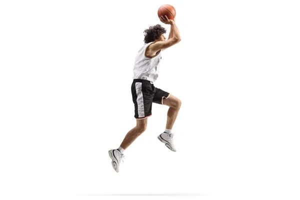 一个篮球运动员在空中向一个白色背景的球投篮的全长镜头 — 图库照片