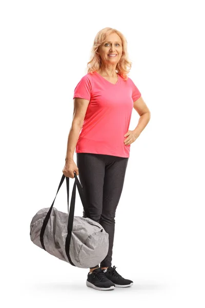 Lächelnde Reife Frau Sportbekleidung Mit Einer Sporttasche Auf Weißem Hintergrund — Stockfoto