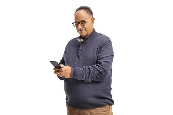 Casual Volwassen Man Met Behulp Van Een Smartphone Geïsoleerd Witte — Stockfoto