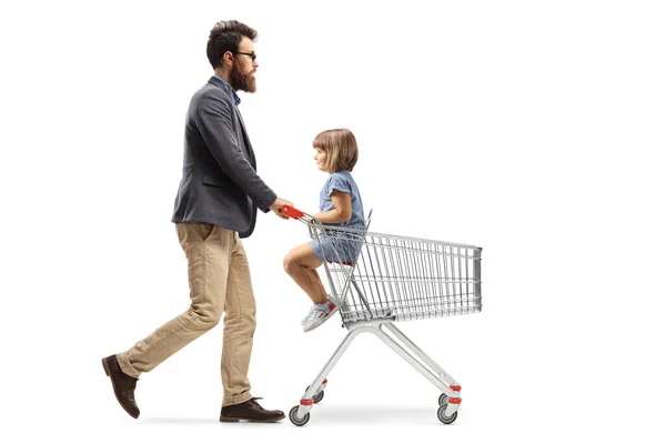 一个父亲和一个孩子在一辆白色背景的购物车上散步的全景照片 — 图库照片