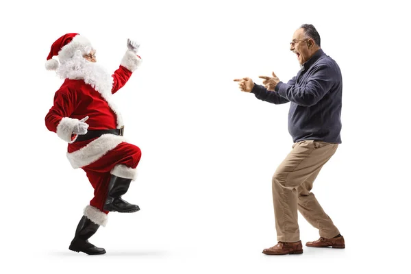 圣诞老人和一个快乐而成熟的男人跳舞的全景照片 与白人背景隔离 — 图库照片
