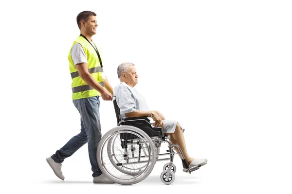 Полнометражный Снимок Больничного Охранника Толкающего Пациента Инвалидном Кресле Белом Фоне — стоковое фото