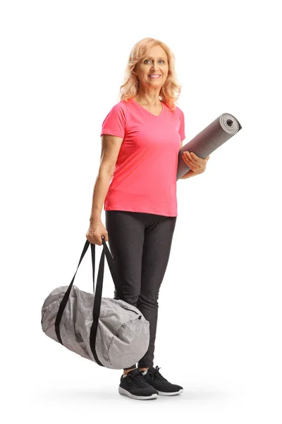 Lächelnde Reife Frau Sportbekleidung Mit Sporttasche Und Trainingsmatte Auf Weißem — Stockfoto