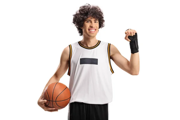 Koszykarz Noszący Opaskę Nadgarstek Uśmiechnięty Białym Tle — Zdjęcie stockowe