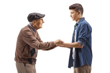 Büyükbaba ve torun beyaz arka planda el ele tutuşuyorlar.