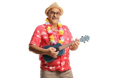 Beyaz arka planda izole edilmiş ukulele çalan olgun erkek turist