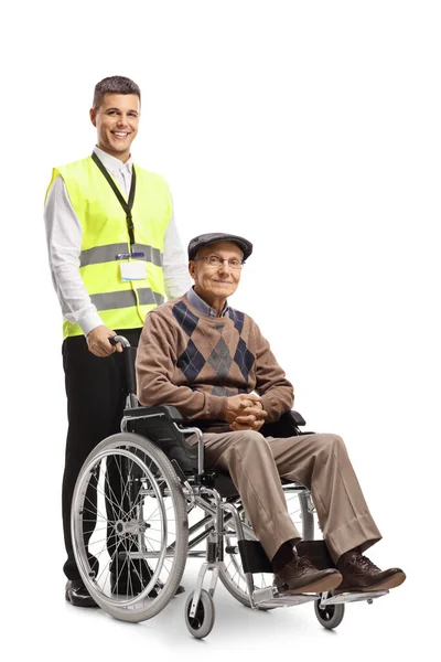 Flygplatsarbetare Med Äldre Man Rullstol Poserar Isolerad Vit Bakgrund — Stockfoto