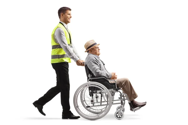 Pełny Profil Pracownika Lotniska Pchającego Starszego Mężczyznę Wózku Inwalidzkim Odizolowanego — Zdjęcie stockowe
