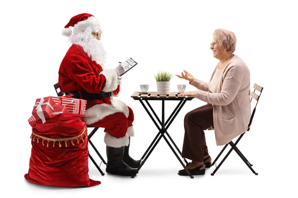 Oudere Vrouw Zitten Een Cafe Praten Met Kerstman Geïsoleerd Witte — Stockfoto