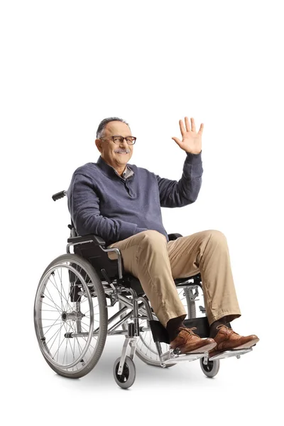Starší Muž Sedí Invalidním Vozíku Mává Izolované Bílém Pozadí — Stock fotografie