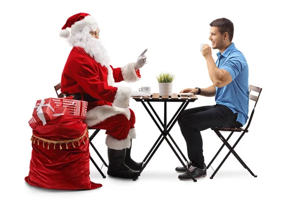 Święty Mikołaj Rozmawia Młodym Człowiekiem Kawiarni Odizolowanej Białym Tle — Zdjęcie stockowe