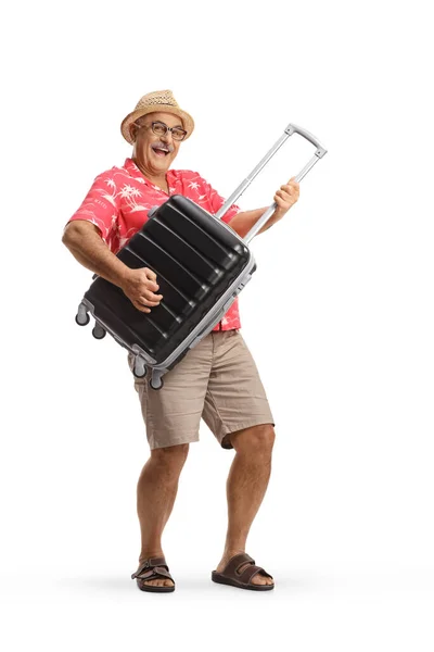 一个快乐的成熟男人用白色背景的手提箱弹奏吉他的全长肖像 — 图库照片