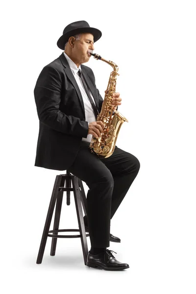 Mature Saxophoniste Masculin Jouant Assis Sur Une Chaise Isolée Sur — Photo