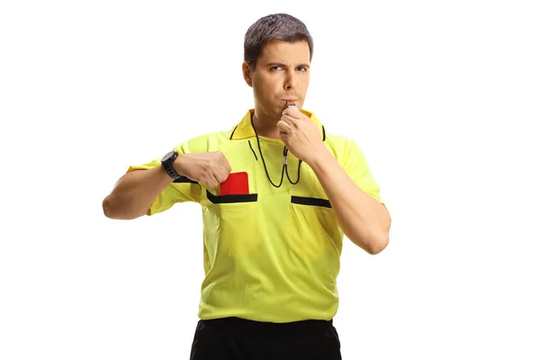 足球裁判员吹口哨 从口袋里掏出一张红牌 上面印着白色的背景 — 图库照片