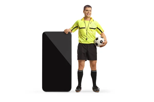 Pełen Portret Sędziego Piłkarskiego Stojącego Obok Dużego Smartfona Odizolowanego Białym — Zdjęcie stockowe