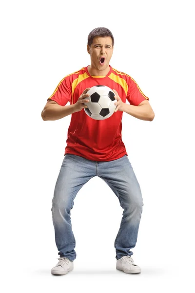 興奮した若い男がサッカーを保持し 白い背景に孤立応援 — ストック写真