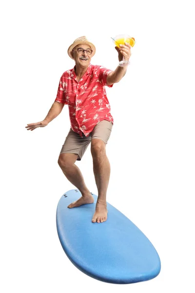 Volwassen Man Rijden Een Surfplank Het Houden Van Een Cocktail — Stockfoto