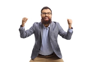 Heyecanlı sakallı adam beyaz arka planda izole edilmiş mutluluğu işaret ediyor.