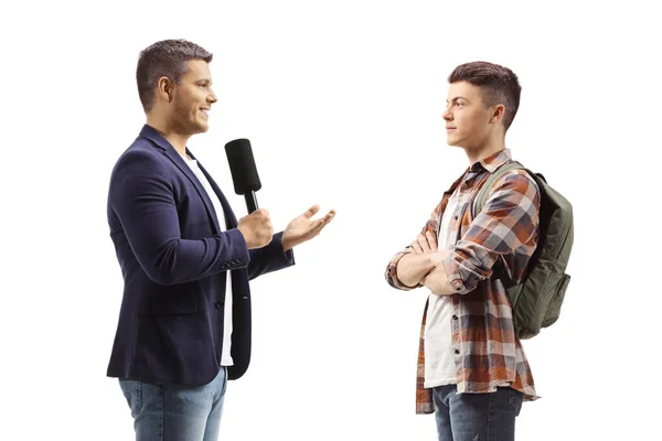 Periodista Masculino Con Micrófono Hablando Con Estudiante Aislado Sobre Fondo —  Fotos de Stock
