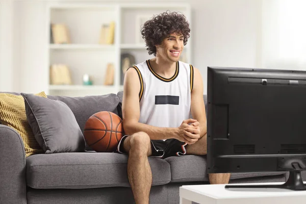 Pemain Basket Duduk Sofa Dan Menonton Rumah — Stok Foto