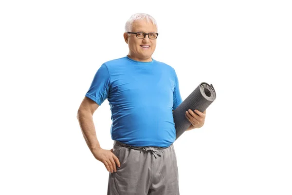 Älterer Mann Trägt Sportbekleidung Und Hält Eine Isolomatte Auf Weißem — Stockfoto