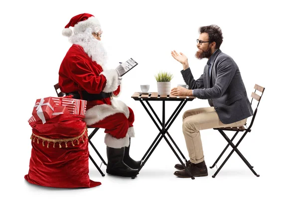 Kafede Oturan Beyaz Arka Planda Noel Baba Olan Bir Adam — Stok fotoğraf