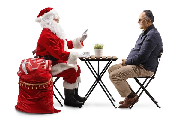 Święty Mikołaj Rozmawia Dojrzałym Mężczyzną Kawiarni Odizolowanej Białym Tle — Zdjęcie stockowe