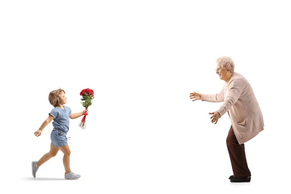 Полнометражный Снимок Пожилой Женщины Ждущей Обнять Девушку Красными Розами Белом — стоковое фото