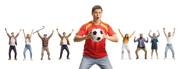 白い背景に孤立した背中にボールを持って他の人と応援して興奮したサッカーファン — ストック写真