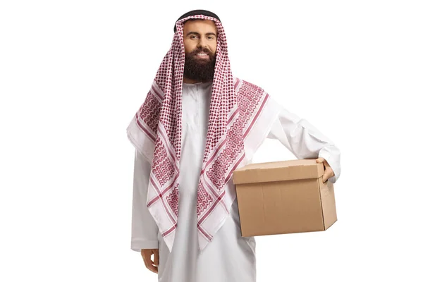 Hombre Árabe Saudí Thobe Sosteniendo Una Caja Cartón Aislado Sobre — Foto de Stock