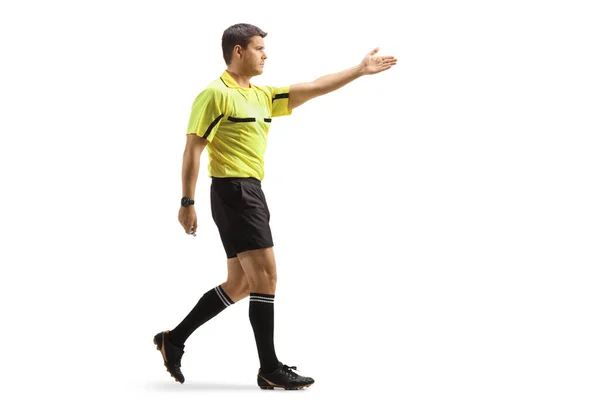 足球裁判员手指着手 在白色背景上独立行走的全长轮廓照片 — 图库照片