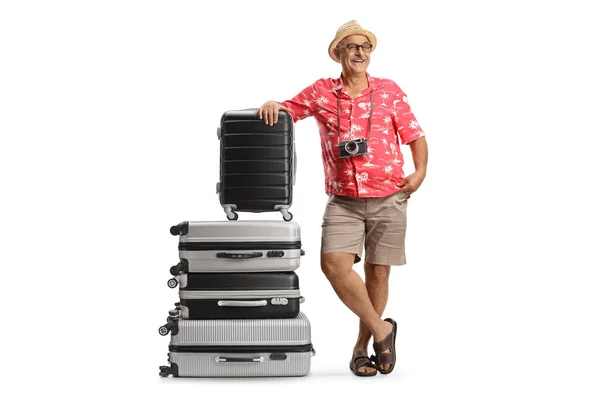 フル長さプロファイルショットの成熟した男Leanting上のスーツケース隔離された白い背景 — ストック写真