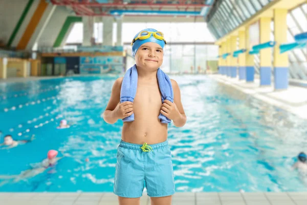 水着姿の男の子とプールでタオルを持ってキャップ — ストック写真