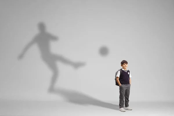 Colegial Uniforme Imaginando Convertirse Jugador Fútbol Con Una Sombra Detrás — Foto de Stock