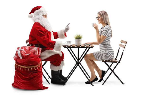 Święty Mikołaj Rozmawia Młodą Kobietą Filiżanką Kawy Kawiarni Odizolowanej Białym — Zdjęcie stockowe