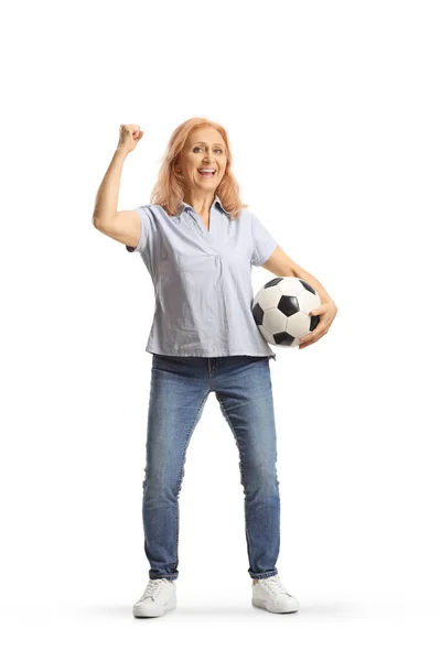 Mujer Madura Sosteniendo Balón Fútbol Animando Aislado Sobre Fondo Blanco — Foto de Stock