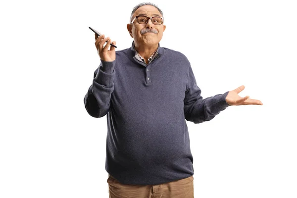 Зрелый Человек Слушает Телефонный Разговор Громкой Связи Изолированы Белом Фоне — стоковое фото