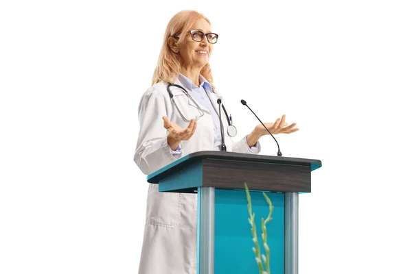 Doctora Madura Dando Discurso Sobre Pedestal Aislado Sobre Fondo Blanco — Foto de Stock