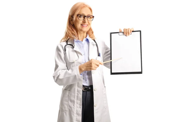 Leende Kvinnlig Läkare Håller Urklipp Och Pekar Med Pinne Isolerad — Stockfoto