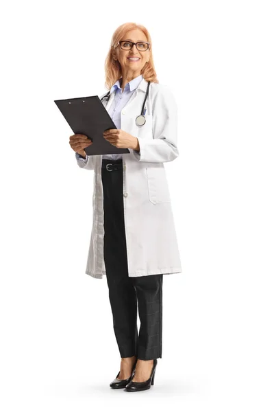 Retrato Comprimento Total Uma Médica Sorridente Segurando Uma Área Transferência — Fotografia de Stock