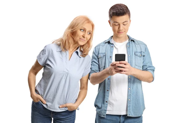 Nyfiken Mamma Tittar Sin Son När Skriver Ett Meddelande Smartphone — Stockfoto
