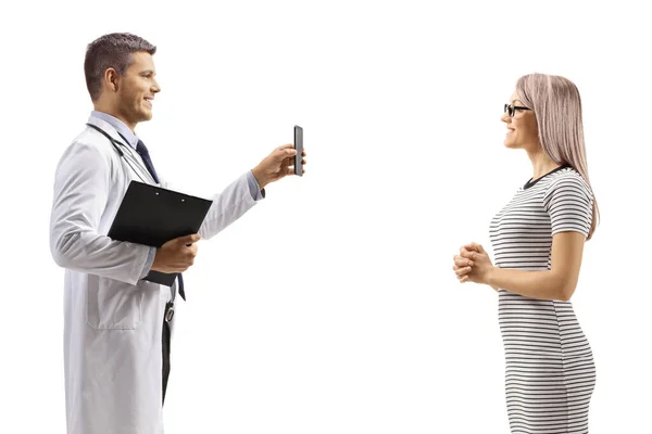Lekarz Pokazuje Telefon Komórkowy Młodej Pacjentce Odizolowanej Białym Tle — Zdjęcie stockowe