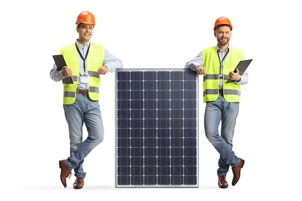 Portret Inżynierów Pozujących Panelem Słonecznym Odizolowanym Białym Tle — Zdjęcie stockowe