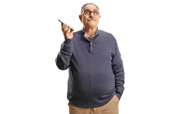 Gelangweilter Älterer Mann Hört Telefongespräch Auf Weißem Hintergrund Isoliert — Stockfoto
