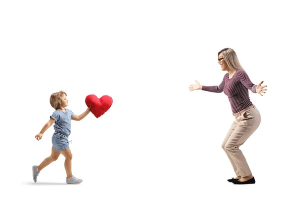 Kollarında Kırmızı Bir Kalple Beyaz Bir Arka Planda Annesine Doğru — Stok fotoğraf