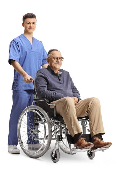 男保健工作者站在一个坐在轮椅上 与白人隔离的成熟男子身后 — 图库照片